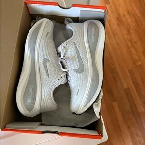 Women’s Nike Vomero Plus sneaker 8.5